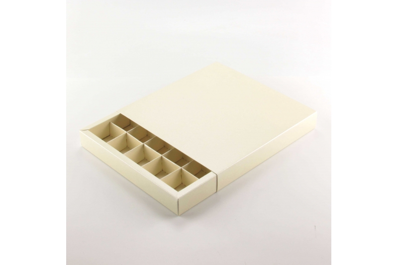Коробка на 25 конфет с фальшбортом перламутровая дизайнерская кремовая "Spica Cream" без окна (20,4*20,4*3 см)